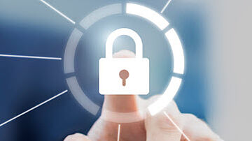 Finger einer Person zeigt auf das virtuelle Icon eines Schlosses.