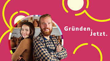 Mann und Frau stehen Rücken an Rücken vor einem Regal mit Gefäßen und lächeln. Daneben die Worte Gründen. Jetzt.