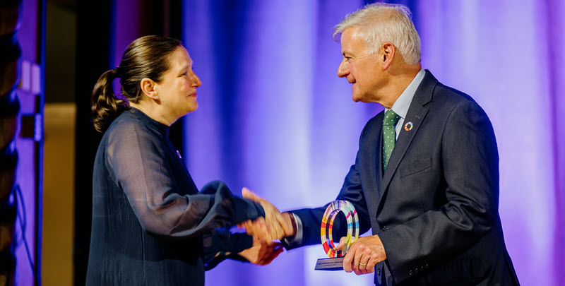 Ein Mann übergibt einer Frau einen Pokal während einer Preisverleihung - Link auf Seite: Gründungswoche Deutschland erhält Compass Award und ist Global Entrepreneurship Week Champion