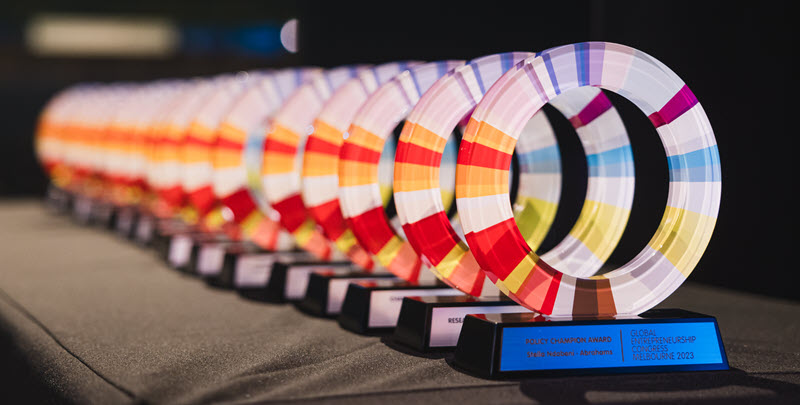 Award-Pokal - Link auf Seite: Gründungswoche Deutschland nominiert für die GEN Compass Awards 2025