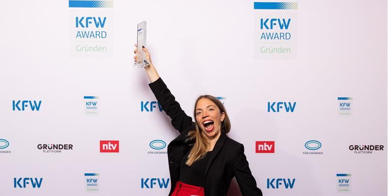 Eine Gründerin jubelt über den Award-Gewinn beim KfW Award Gründen