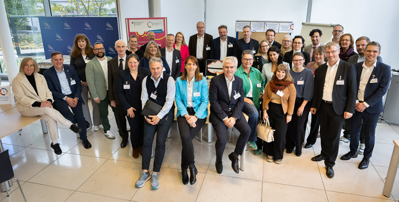 Gruppenbild der Teilnehmenden des World-Cafés in Düsseldorf - Link auf Seite: Spannende Impulse und wertvolle Ideen: Das war das World-Café in Düsseldorf