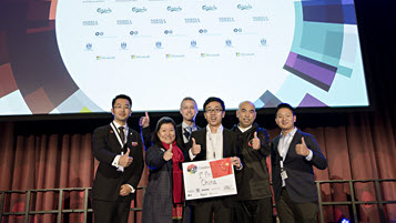 Das Team des chinesischen Start-ups CellRobot auf der Bühne bei der Preisverleihung