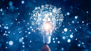 Icons aus dem Digitalbereich bilden Form einer Glühbirne. Dahinter leuchtende Punkte, die mit Linien ein Netzwerk bilden.