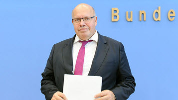 Bundeswirtschaftsminister Peter Altmaier vom blauem Hintergrund