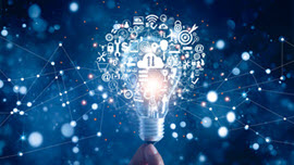 Icons aus dem Digitalbereich bilden Form einer Glühbirne. Dahinter leuchtende Punkte, die mit Linien ein Netzwerk bilden.