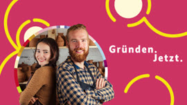 Mann und Frau stehen Rücken an Rücken vor einem Regal mit Gefäßen und lächeln. Daneben die Worte Gründen. Jetzt.