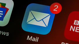 Icon für E-Mail-Postfach auf dem Smartphone zeigt zwei neu eingegangene E-Mails.