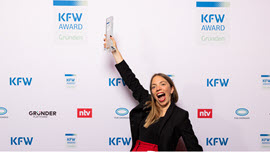 Eine Gründerin jubelt über den Award-Gewinn beim KfW Award Gründen