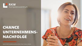 Linke Bildhälfte: RKW Kompetenzzentrum Chance Unternehmensnachfolge. Rechte Hälfte: Jüngere brünette Frau, die lächelt.