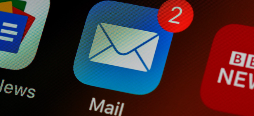Icon für E-Mail-Postfach auf dem Smartphone zeigt zwei neu eingegangene E-Mails.